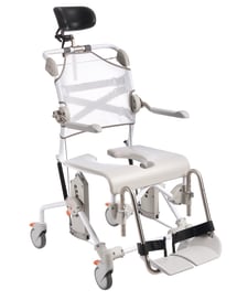 Die von beiden Seiten zugängliche Kippfunktion des Stuhls ermöglicht dem Pflegepersonal eine ergonomische Arbeitsposition und bietet dem Bewohner eine bequeme und sichere Sitzposition.