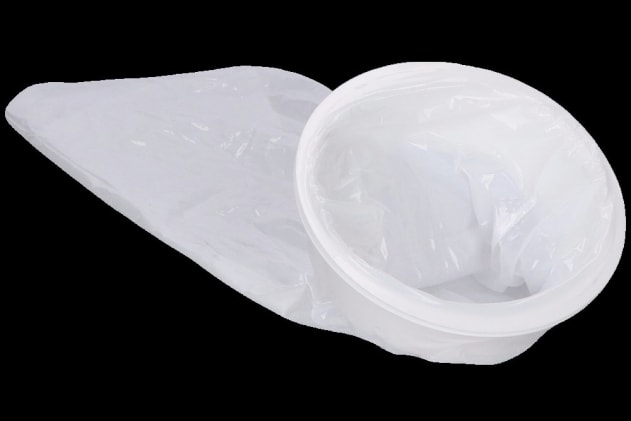 Spuckbeutel aus Polyethylen, hygienische Handhabung mit Öffnungsring als Mundstück. Sicher verschließbar, ca. 1 Liter.
␍ Bild 2