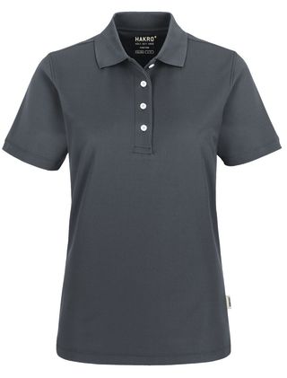 Kurzarm Polo-Shirt für Pflegepersonal mit 4-Loch-Knopfleiste. Temperaturregulierend durch schnellen Transport der Feuchtigkeit an die Textilaußenseite, wo sie sofort verdunsten kann; atmungsaktiv, pflegeleicht und schnelltrocknend. Das Polo-Shirt ist bis 30°C waschbar. Bild 1