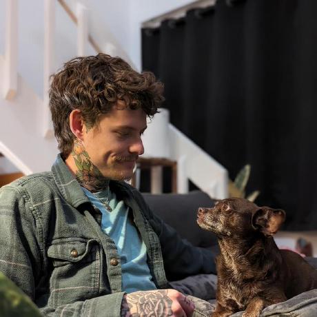 //res.cloudinary.com/wickedsites/image/upload/petal_marketing/prod/avatars/23802