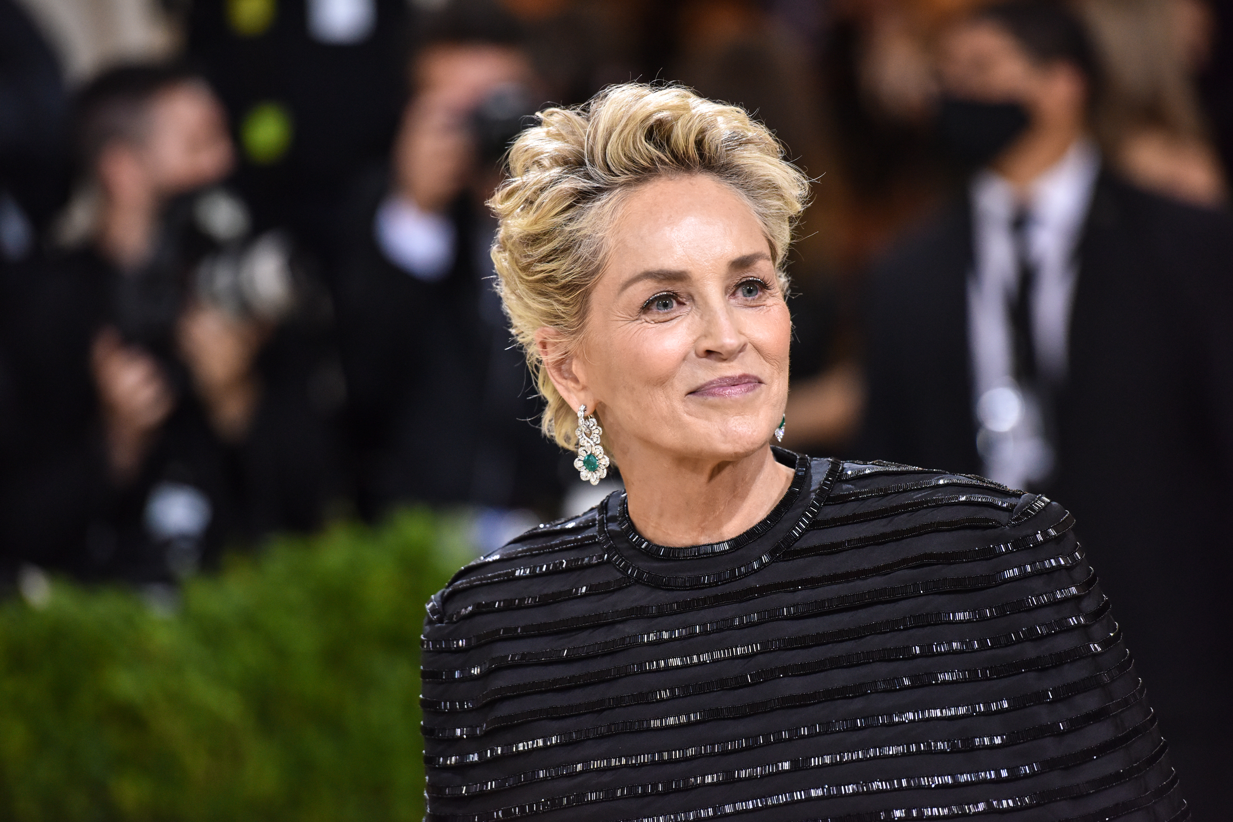 6 Rahasia Kecantikan Sharon Stone Meski Usia 64 Tahun