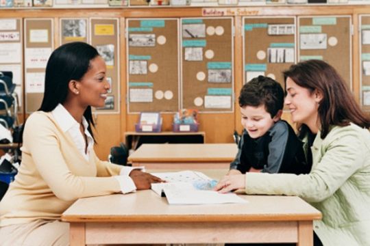 4 Tips Mendampingi Anak Hari Pertama Masuk Sekolah