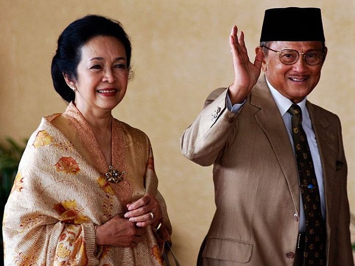 6 Gaya Busana Istri-istri Presiden Indonesia