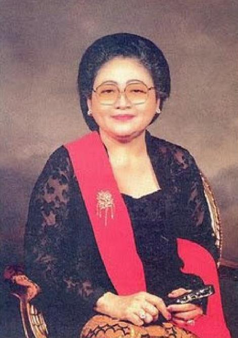 6 Gaya Busana Istri-istri Presiden Indonesia