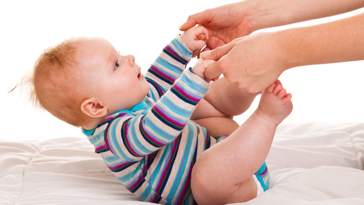 Tips Memberikan Stimulasi Motorik Pada Bayi Usia 6 - 12 Bulan