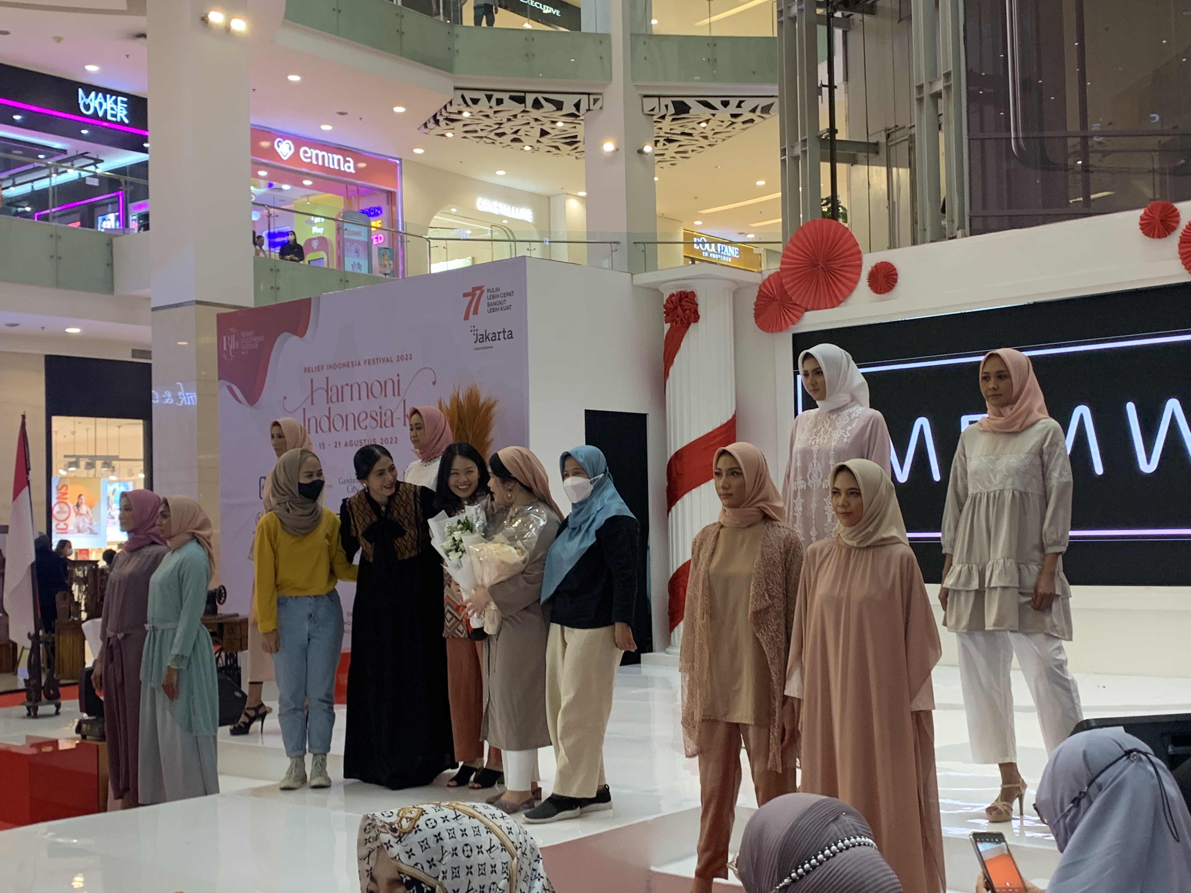 MFMW Busana Ready To Wear Siap Bersaing Di Pasaran Indonesia 3 Cindy Francisca Bersama Team setelah Peragaan Busana brand NFMW