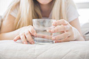 Kenali 8 Tanda Kamu Terlalu Banyak Minum Air Putih