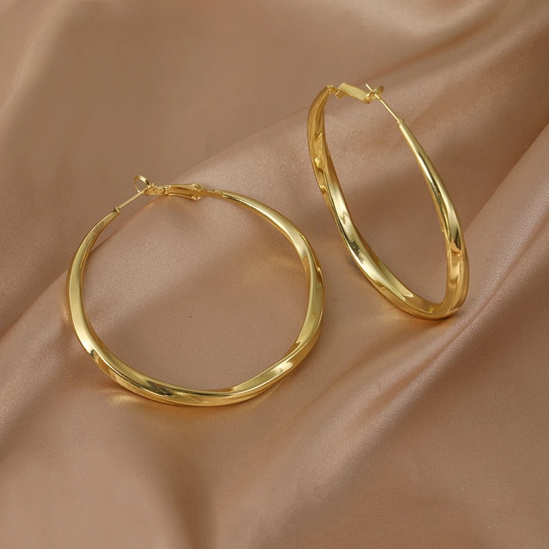 15 Fashion Item Klasik yang Tak Lekang Oleh Waktu