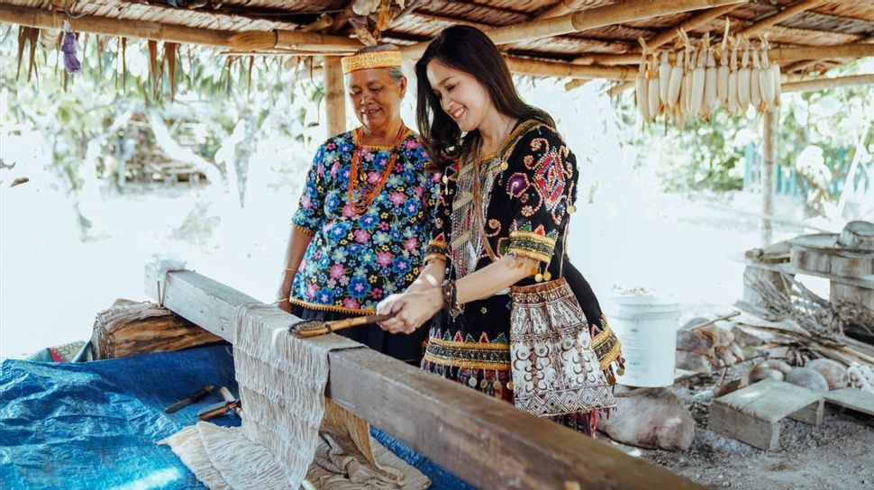 Laely Indah Lestari Hadir dengan Fashion Wastra