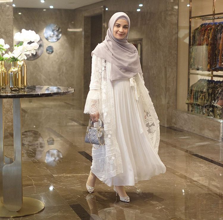 4 Inspirasi Padu Padan Rok Maxi dengan Outer