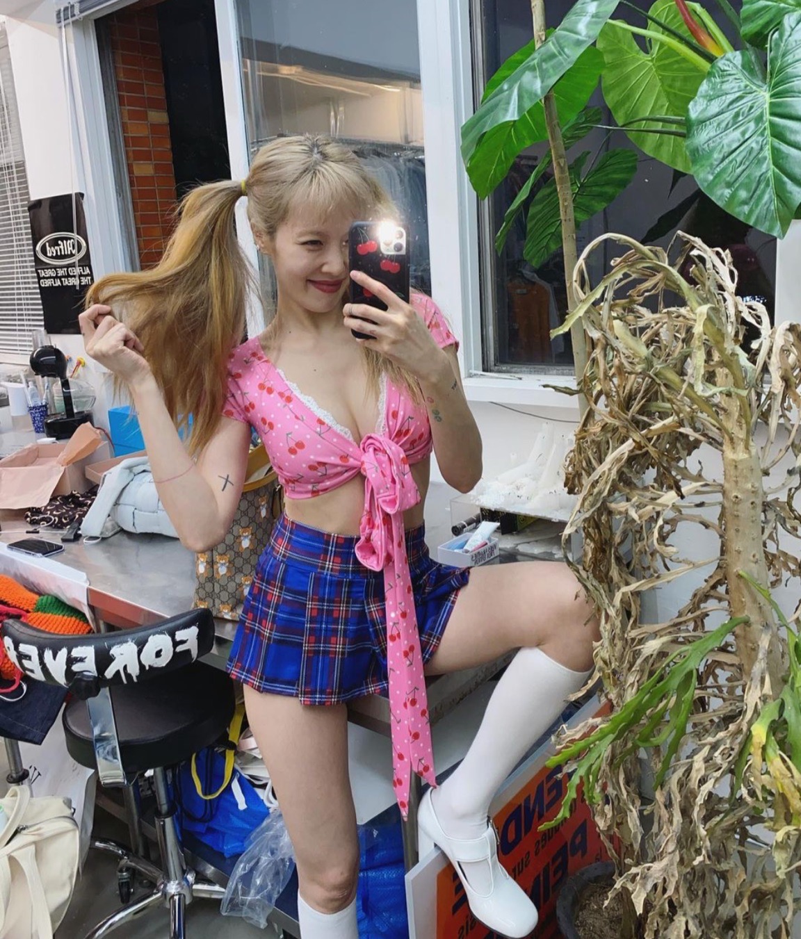 6 Padu Padan Rok Pendek Ala Aktris Korea