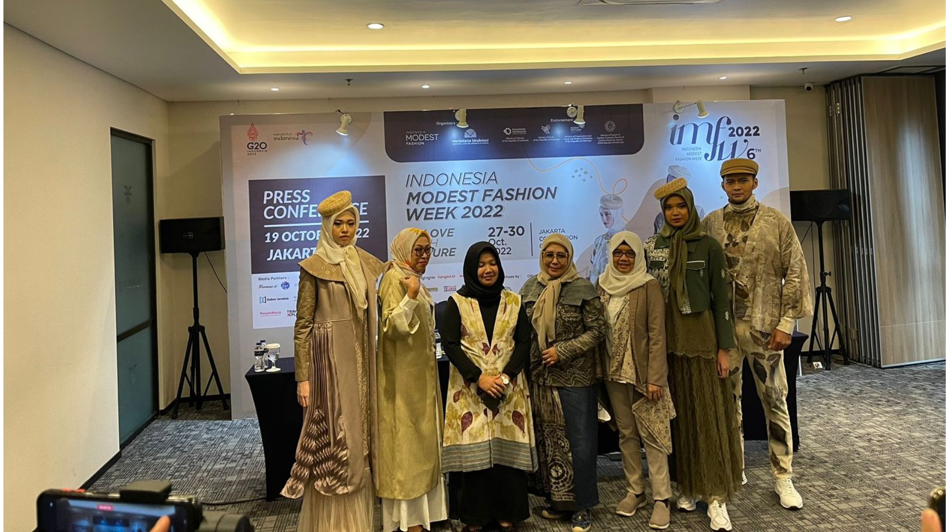 Indonesia Modest Fashion Week 2022 Tidak Hanya Menampilkan Fashion Tapi Mengajak Masyarakat Menghormati Alam 2 Penyelenggara Acara Indonesia Modest Fashion Week (IMFW) 2022 bersama para model.