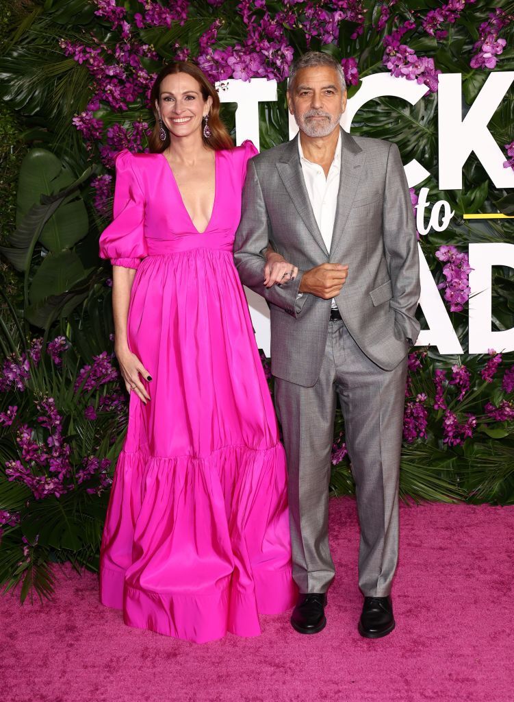 Julia Roberts Kenakan Gaun Ruffled Pink Saat Penayangan Perdana 'Ticket to Paradise'