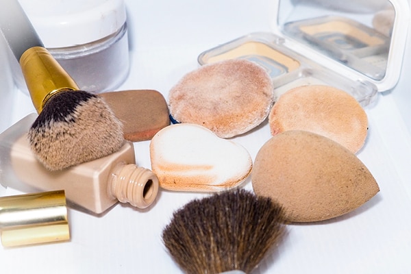 6 Tips Makeup Untuk Wajah Berjerawat