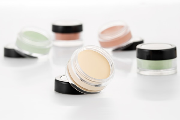 6 Tips Makeup Untuk Wajah Berjerawat