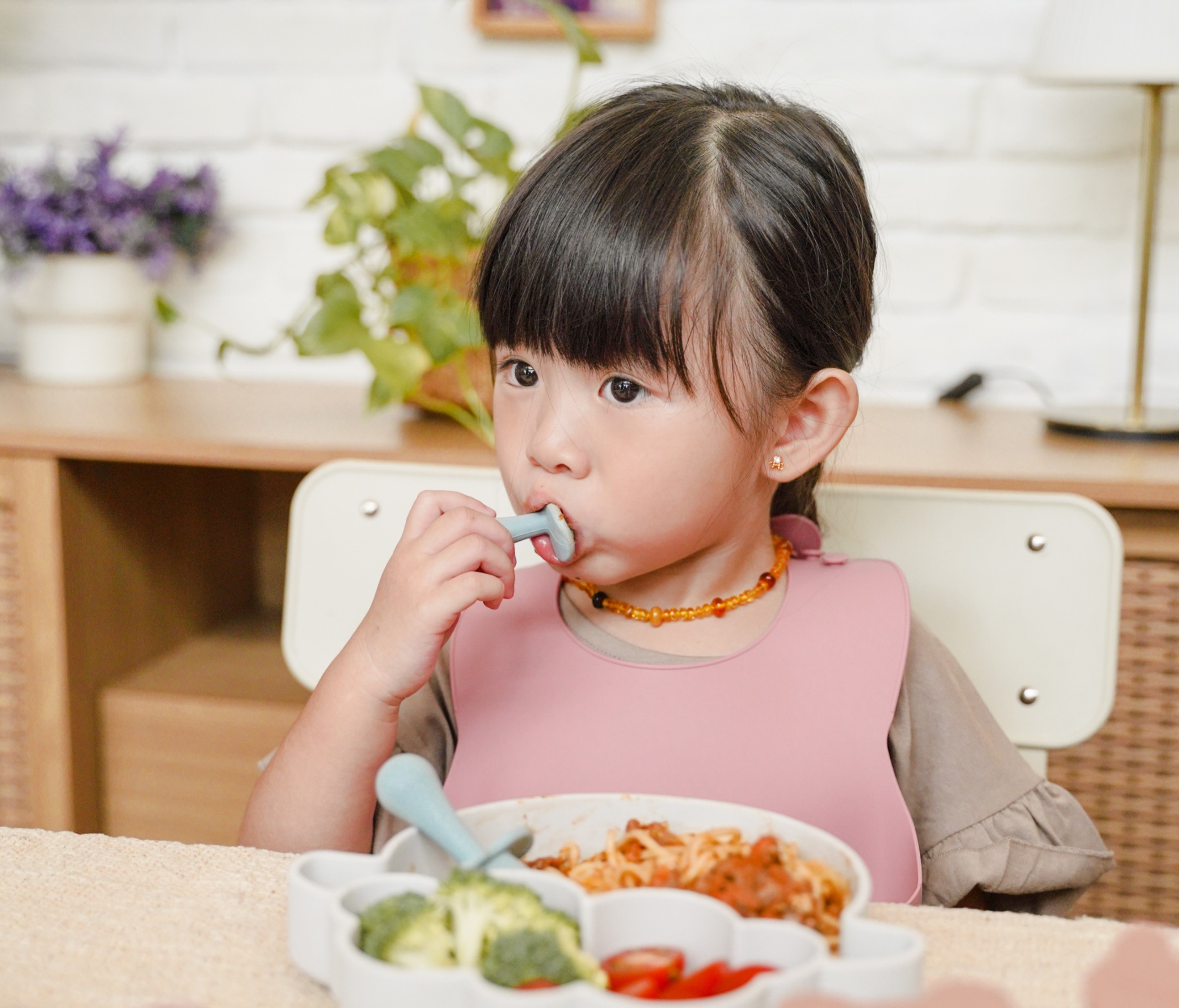 Cara Memilih Peralatan Makan Bayi yang Aman