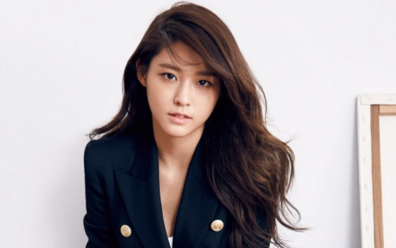 Seolhyun AOA Menandatangani Kontrak
