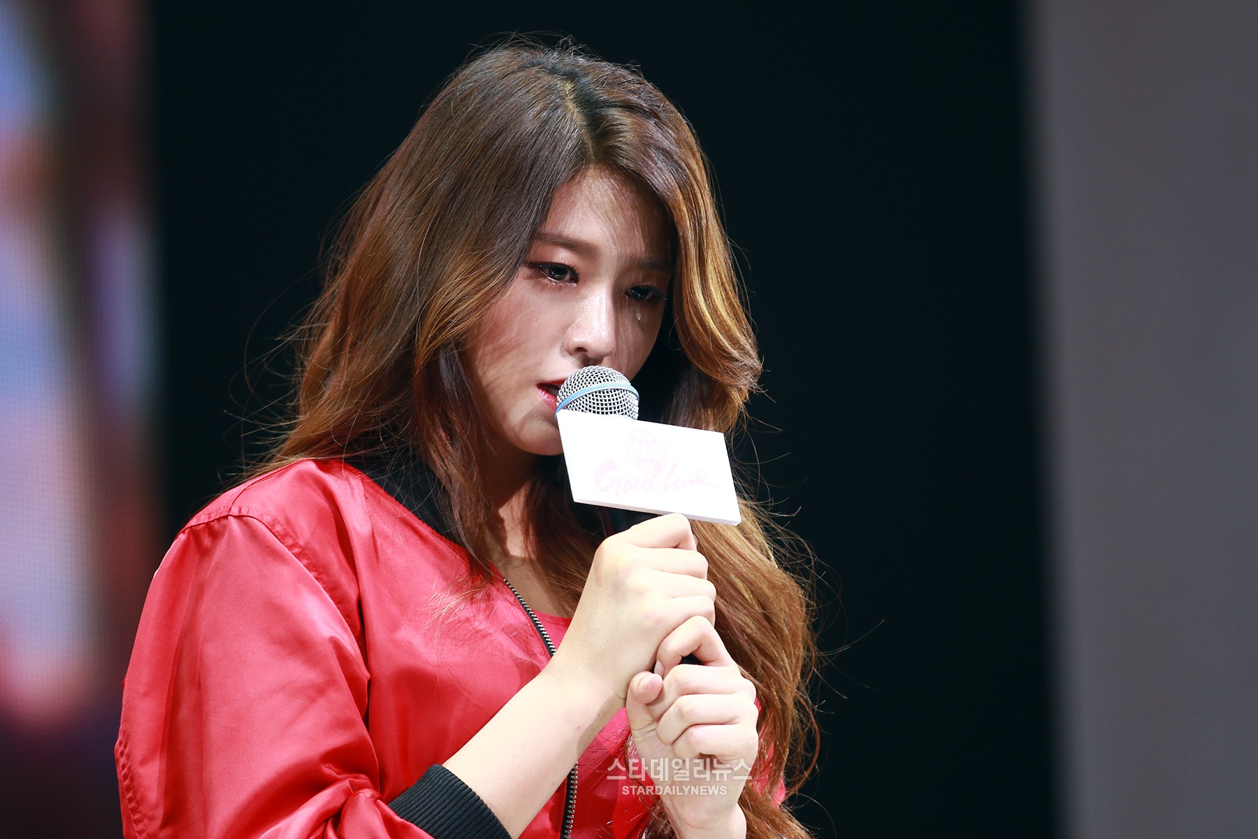 Seolhyun AOA Menandatangani Kontrak
