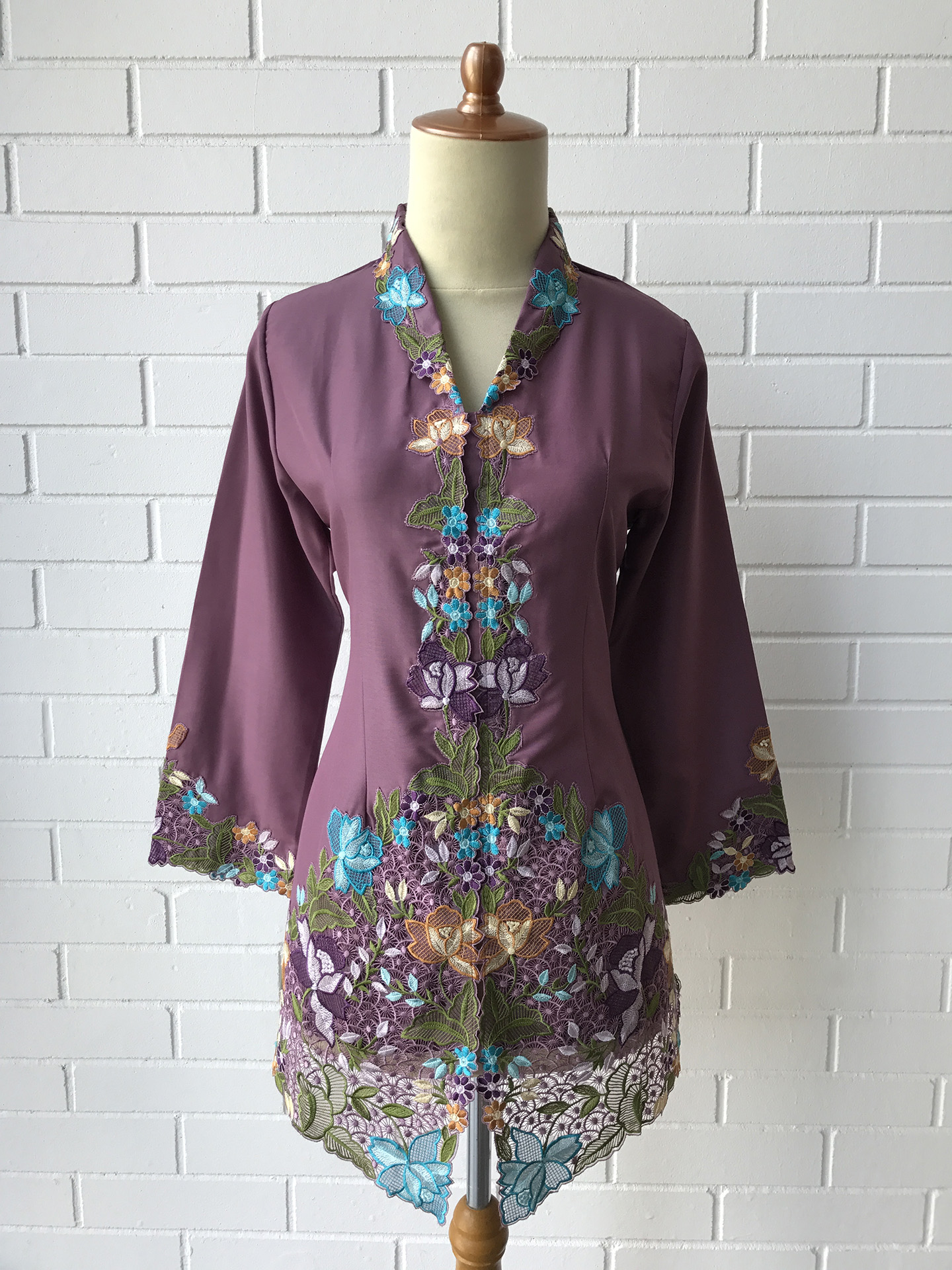 6 Inspirasi Kain Baju Kebaya Selain Brukat