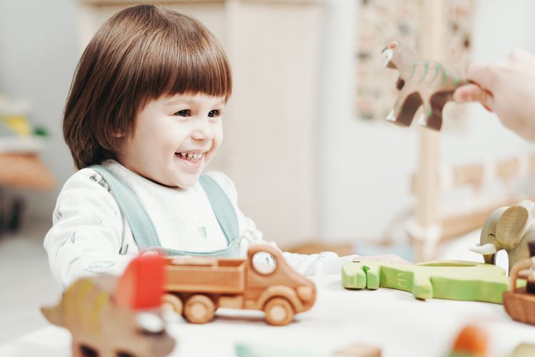 6 Cara Meningkatkan Mood Anak yang Banyak di Rumah