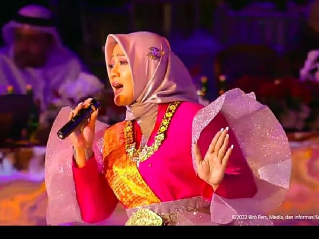 Ramaikan KTT G20 Sederet Aktris Indonesia Ini Kenakan Baju Tradisional