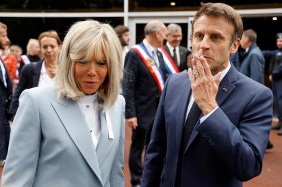 Mengintip Gaya Brigitte Macron Istri Presiden Prancis