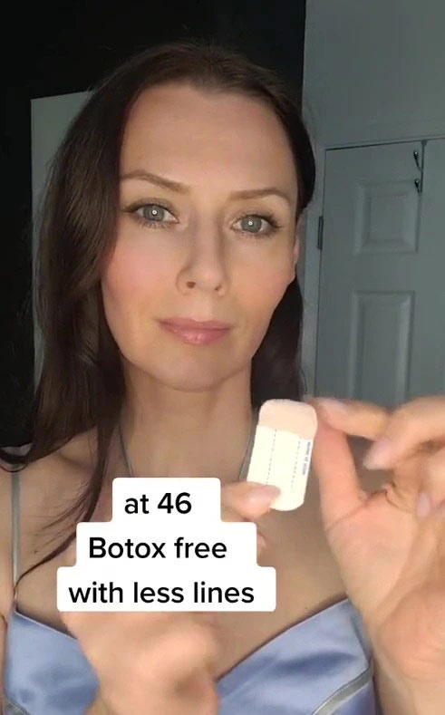 Tanpa Botox, Perempuan 46 Ini Hilangkan Kerutan Pakai Selotip