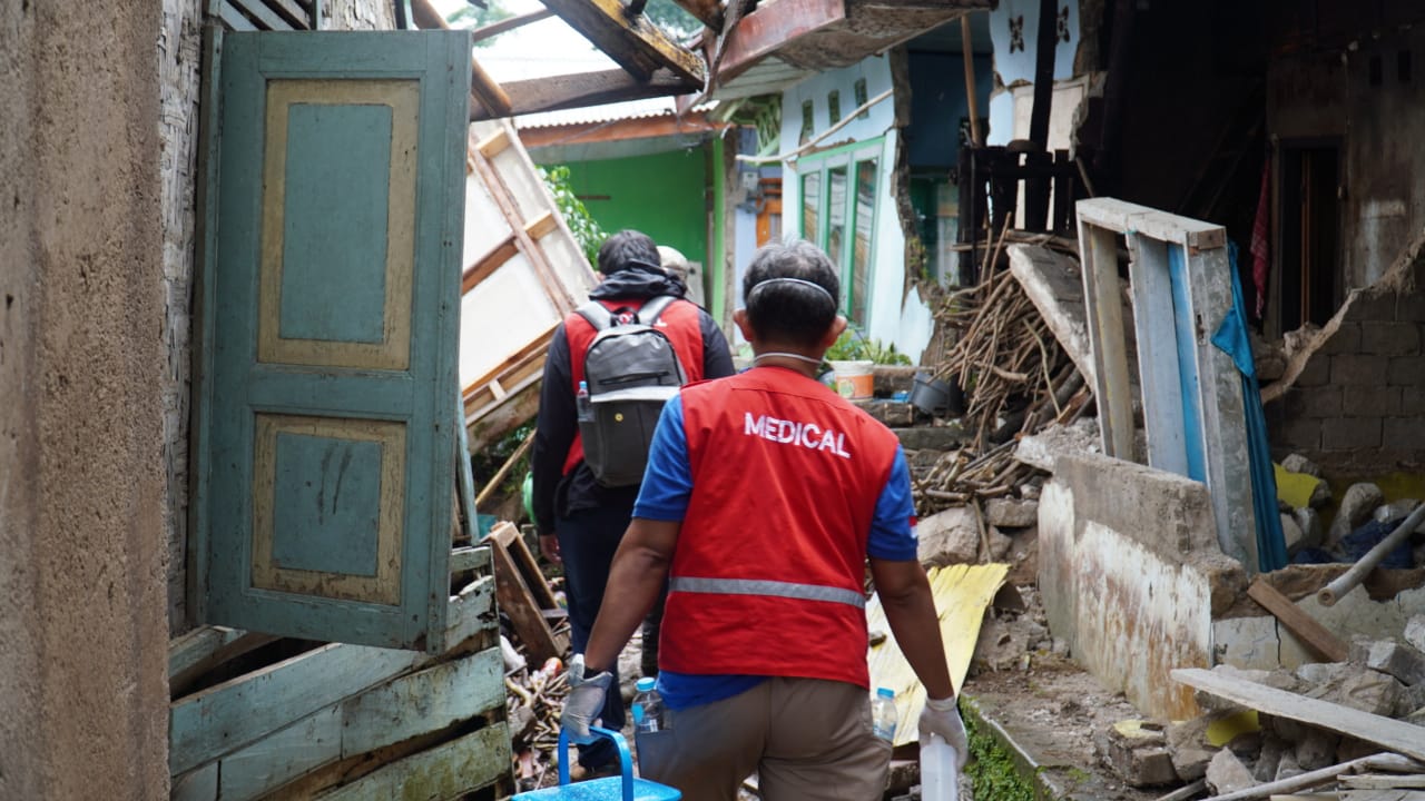 Tim Medis Layani Kesehatan Ratusan Warga Terdampak Gempa Cianjur