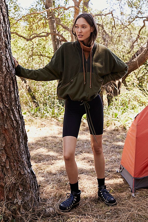 15 Outfit Hiking Yang Wajib Kamu Punya
