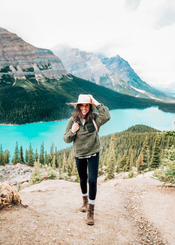 15 Outfit Hiking Yang Wajib Kamu Punya