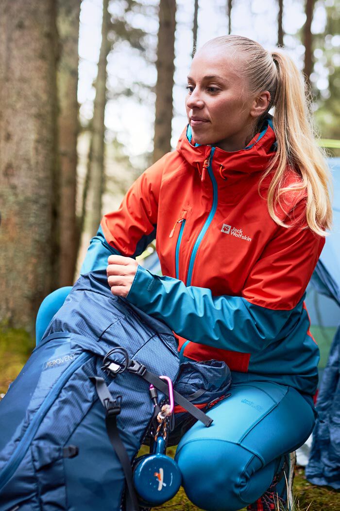 15 Outfit Hiking Yang Wajib Kamu Punya