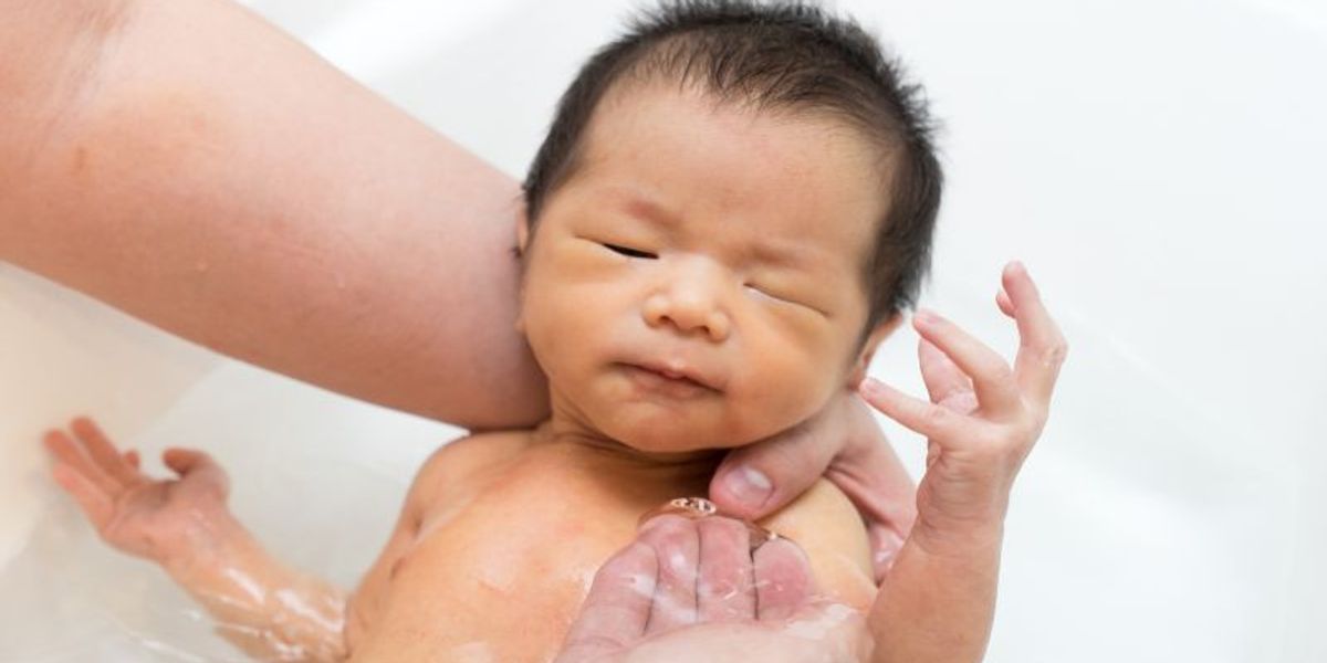 6 Cara Melindungi Kulit Sensitif Si Kecil