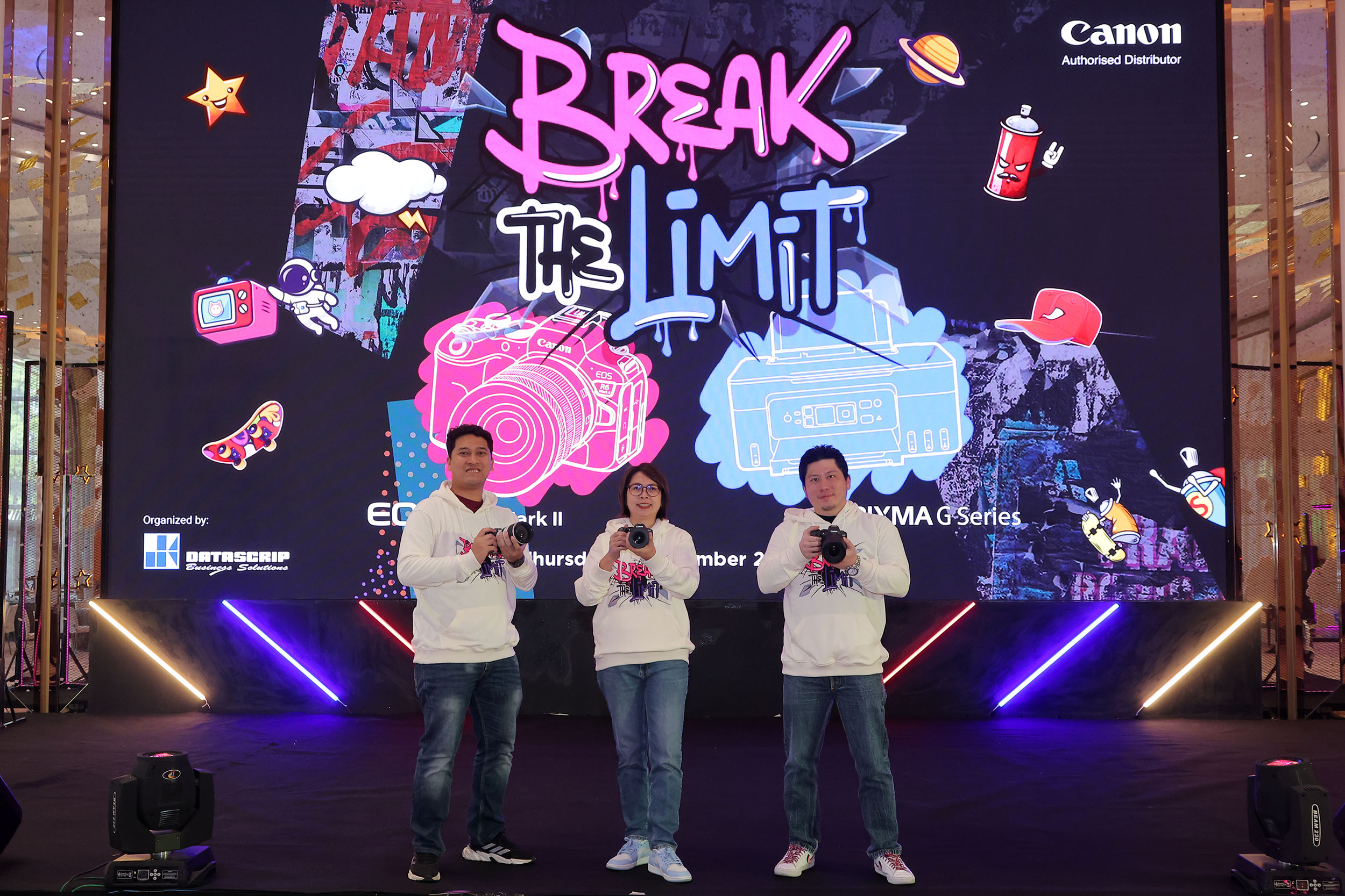Tips Memilih Kamera Mirorrless Bagi Para Pecinta Fotografi dan Konten Kreator 3 Tampak pada gambar (kiri ke kanan): Danni Nahason – Assistant Marketing Manager Canon Business Unit PT Datascrip, Monica Aryasetiawan – Canon Business Unit Director PT Datascrip dan Syailendra Kamdani – Head of Marketing Division Canon Business Unit PT Datascrip saat acara Press Conference Peluncuran kamera mirrorless full-frame terbaru Canon EOS R6 Mark II beserta lensa RF 135mm f/1.8L IS USM dan Canon Speedlite EL-5 di Jakarta (15/12).