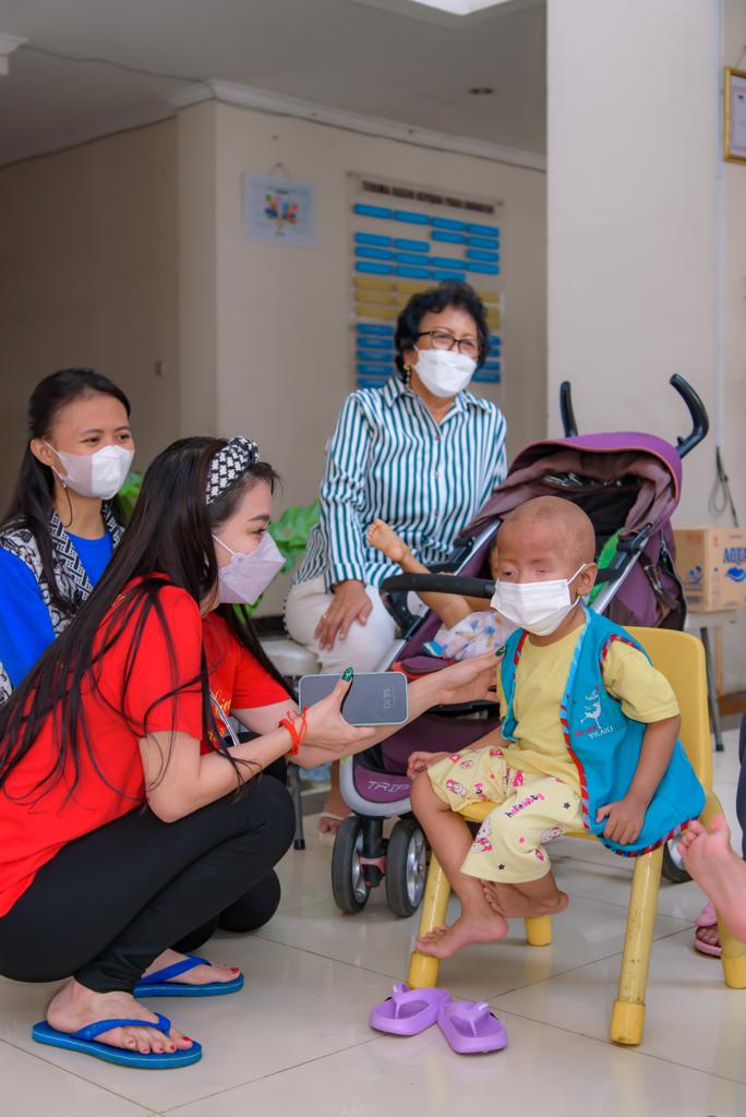 Jelang Natal dan Tahun Baru Fransisca Liem Beri Bantuan Anak Kanker