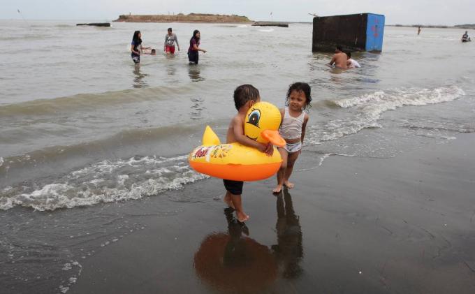 8 Tips Liburan di Pantai Bersama Anak Agar Akhir Tahun Menyenangkan