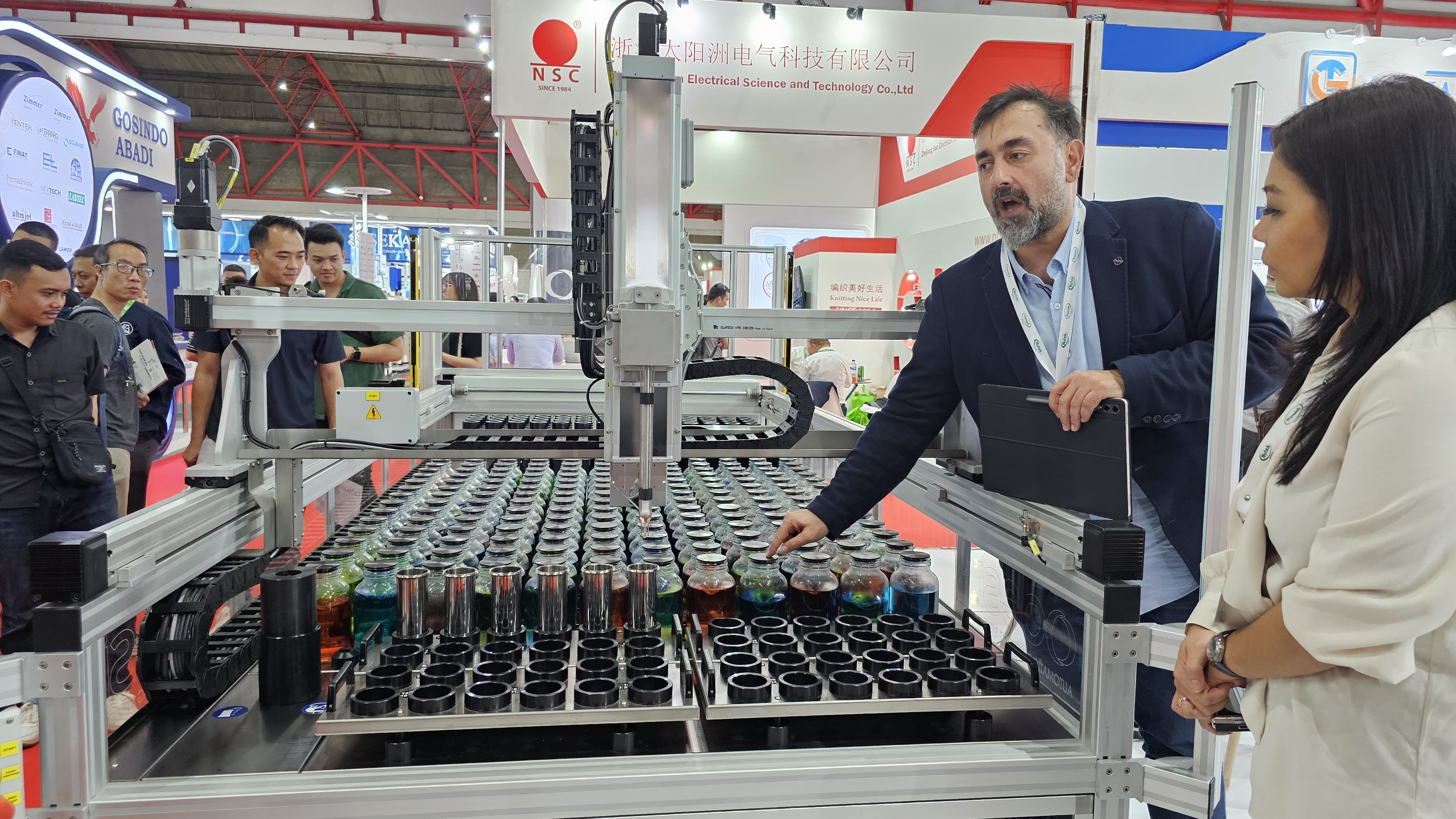Primatek Group Gaungkan #RoadMapTowardsZero Bagi Industri Tekstil Indonesia Di Indo Intertex 2024 2 Penjelasan tentan mesin Lab Dispensing Otomatis oleh Demirhan Demirbag.
