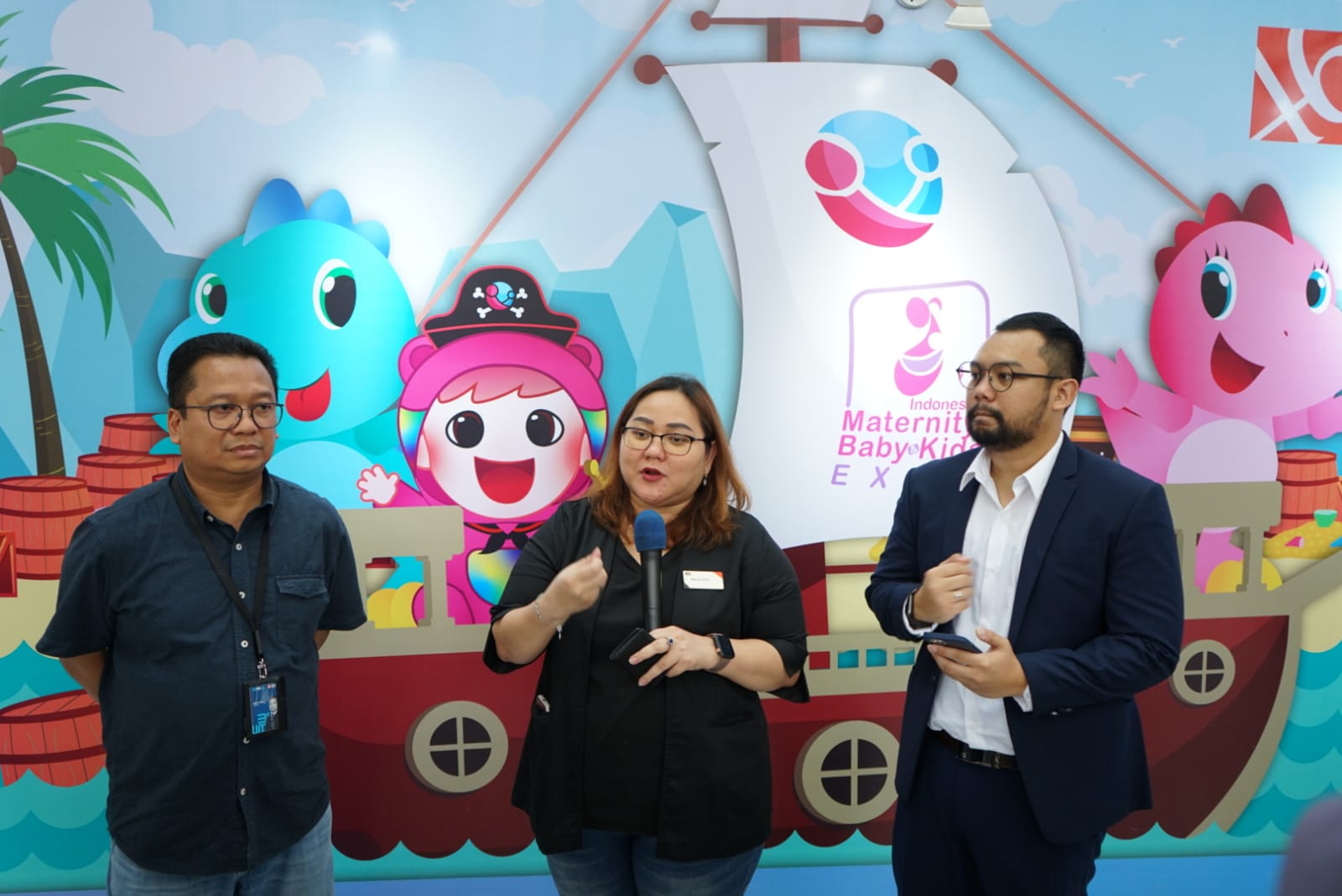 Pembukaan Mommy N Me 2024, JCC Langsung Dipadati Pengunjung 2 Ibu Maria Achti, Project Director, RX Indonesia dan Bapak Rinto Indra Irawan - Department Head Retail transaction specialist 3, Divisi Retail Digital Product and Partnership. tengah melakukan Media Briefing, JCC - Jakarta, 28/06/2024