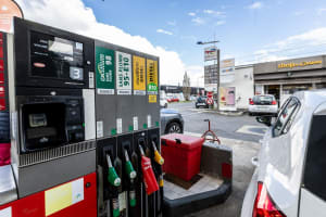 Carburant : le gouvernement prolonge les aides de 100 euros pour les secteurs exposés