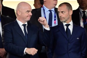Football mondial : l'UEFA prépare une action en justice contre le président de la FIFA