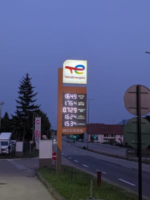 Station-service TotalEnergies avec affichage des prix du carburant en France