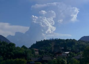 Cumulonimbus se formant au-dessus du massif de la Vanoise en Savoie, annonciateur d'orages