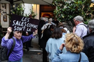 Manifestation devant une salle de spectacle contre la venue de Patrick Bruel