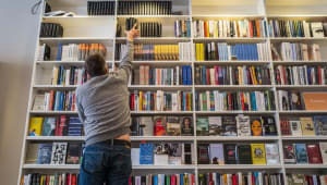 Des entreprises d'intelligence artificielle achètent et détruisent des livres européens pour s'entraîner
