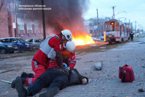 Destructions a Zaporijia apres un bombardement russe le 8 janvier 2025 : batiments endommages, voitures detruites, tramways touches