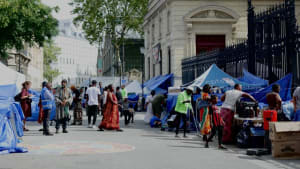 Paris : évacuation de 253 migrants installés devant la mairie de Paris Centre