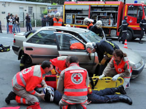 Demonstration de secours a victime par les pompiers de Paris et la Croix-Rouge a Montrouge France