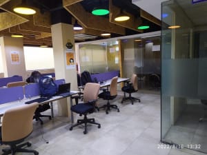 Espace de coworking moderne ouvert et collaboratif illustrant le modele hybride