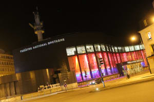Façade du Théâtre National de Bretagne à Rennes illuminée la nuit