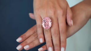 Le diamant Pink Star, présenté lors d'une vente aux enchères