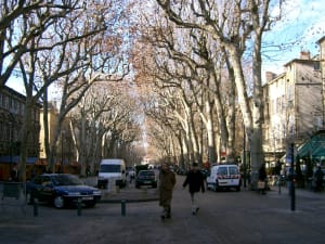 Le cours Mirabeau à Aix-en-Provence en hiver, arbres alignés et fontaines